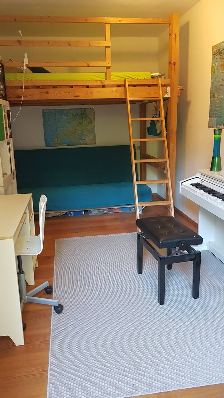3. Habitación para niños (planta baja) con litera (140 x 200) y sofá cama (140 x 200)