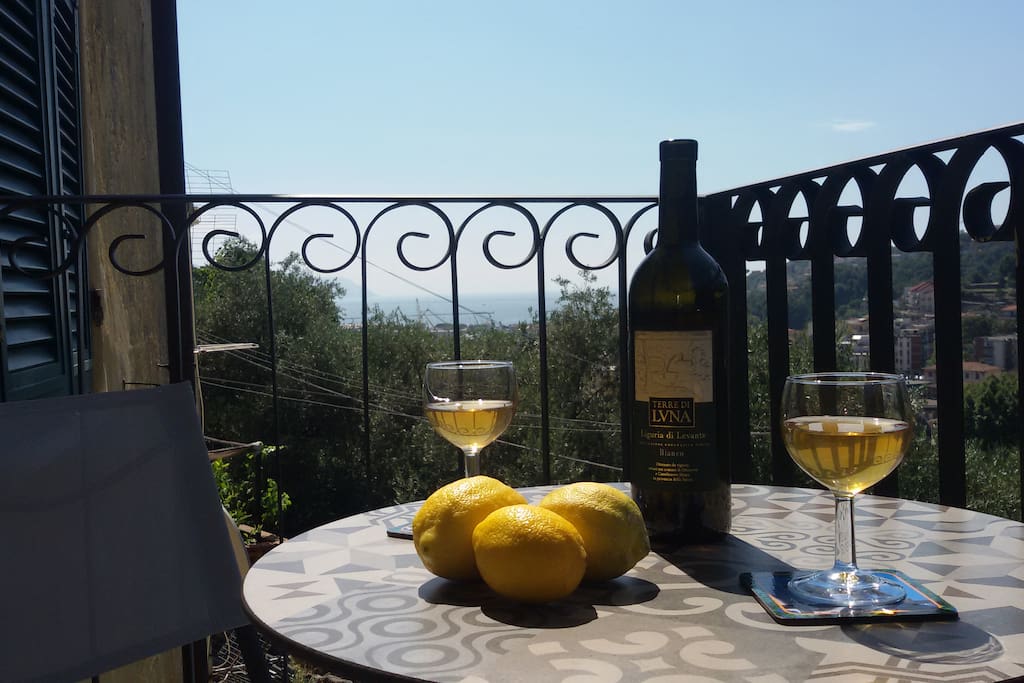 drink, pranzo cena romantici sul terrazzo vista Golfo dei Poeti. Romantic dinner drink on the terrace overlooking the Gulf of Poets. Dîner romantique sur la terrasse surplombant le golfe des poètes
