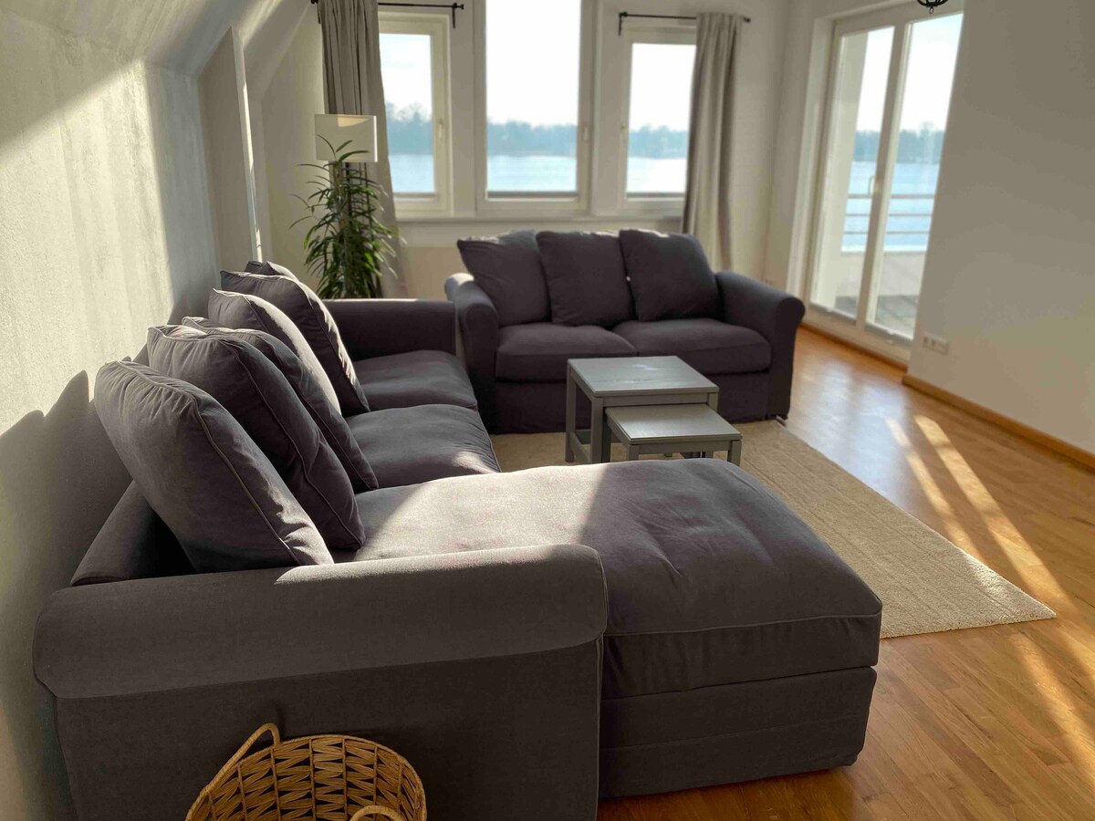 Successful Airbnb property: 140 m² overlooking water and World Heritage Site in Potsdam