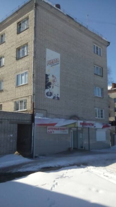 В доме есть продовольственный магазин и аптека.