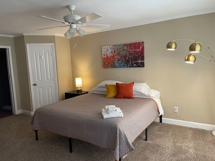 Dormitorio tamaño king con baño privado y tu propio televisor de 50 pulgadas.