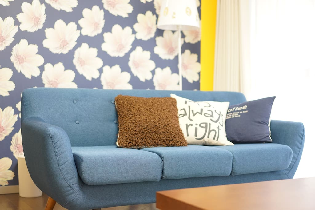3人掛けソファー。しっかりとお日様が入り、明るいリビングです。/Sofa