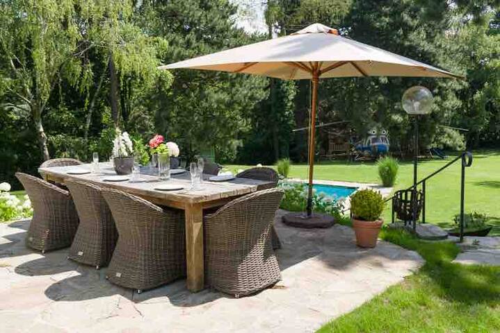 Lux Villa in Grinzing with park and Helikopter! gallery image 5