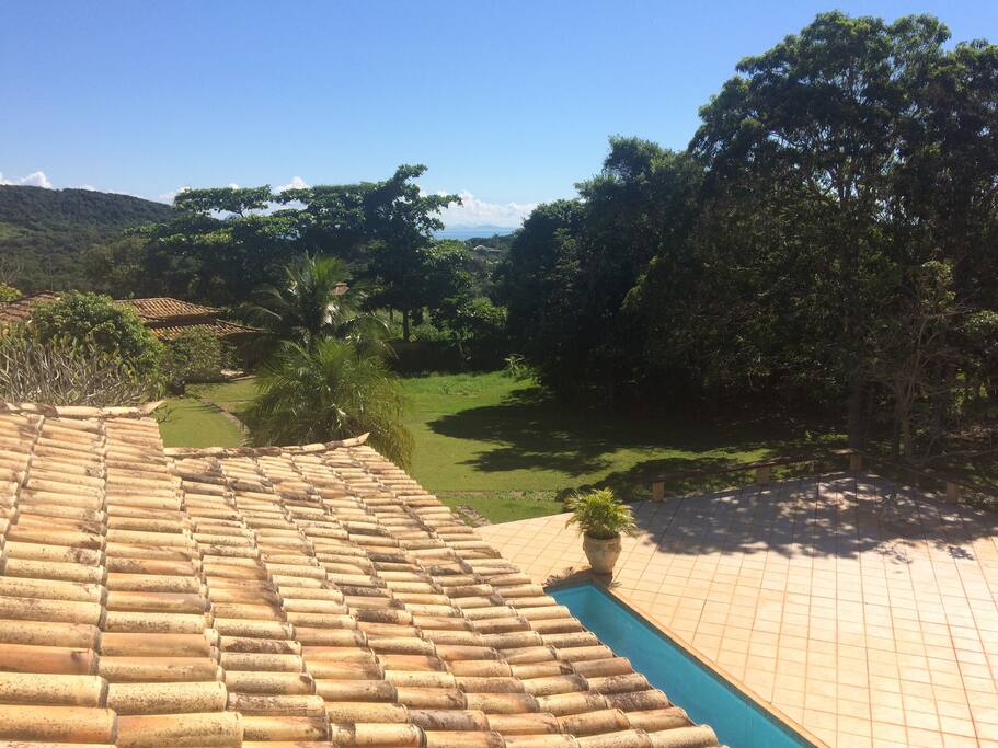 Amplo jardim com piscina