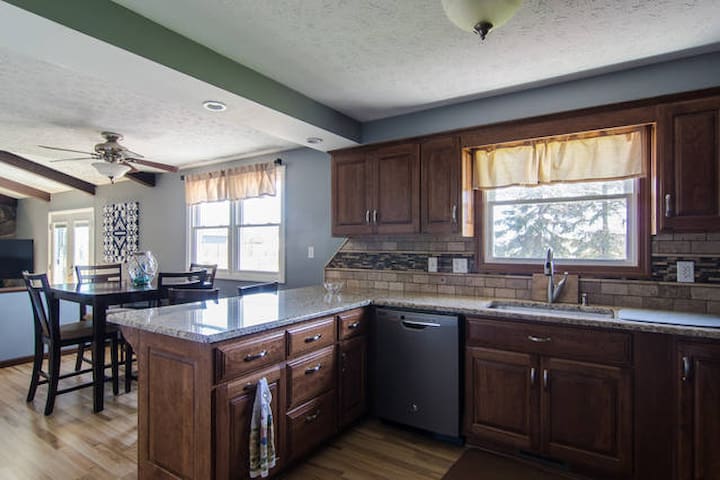 Quiet bedroom/office space - mins from 77/30/62