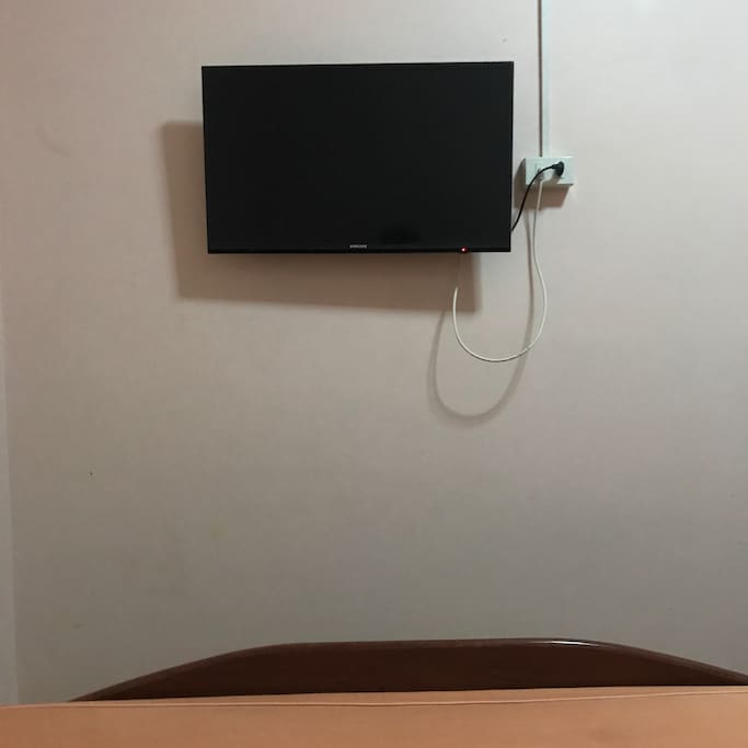 TV with cable channels available