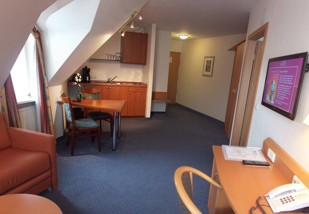 Wohnzimmer mit Kitchenette und Schlafsofa