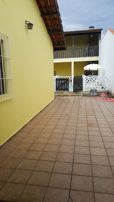 Continuidade da garagem sentido a área de lazer da casa