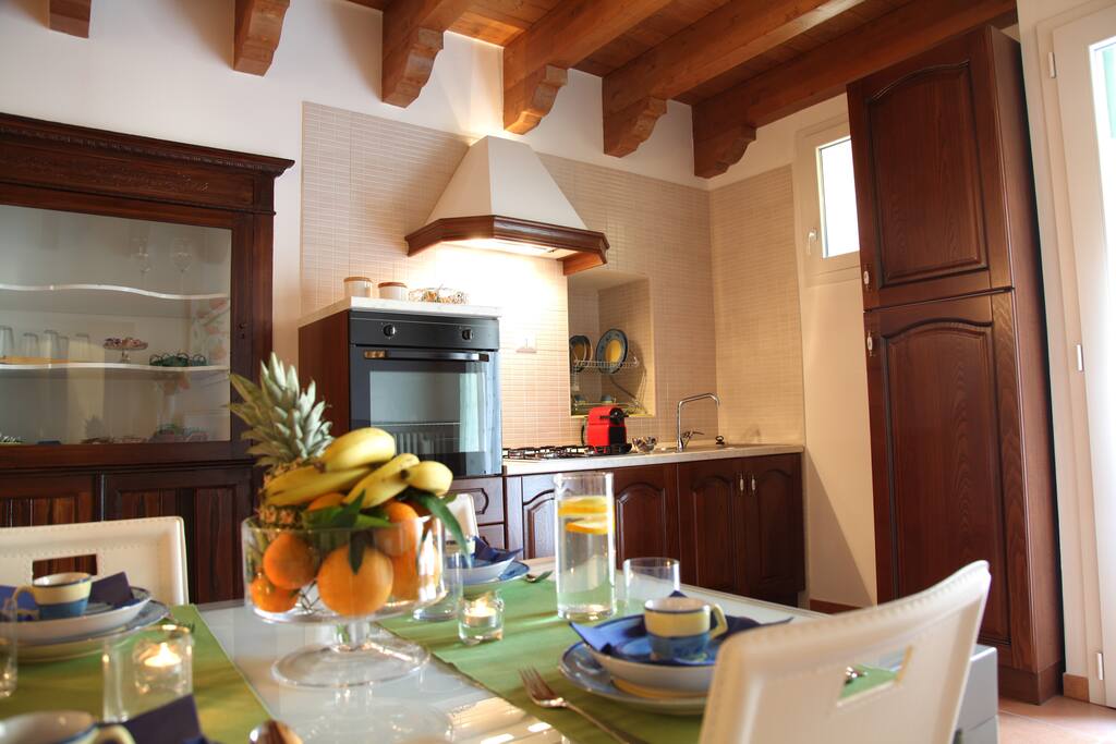 Zona pranzo e angolo cottura