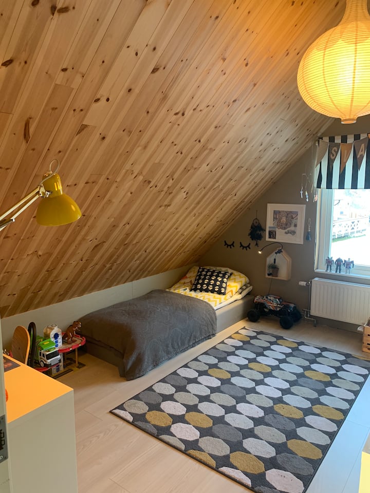 Აქ არის ერთ-ერთი საბავშვო ოთახი უამრავი სათამაშოთი, რომ ბავშვებმა ისიამოვნონ. Სურვილის შემთხვევაში შესაძლებელია ორადგილიანი საწოლის მოწყობა.