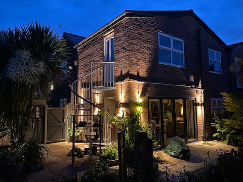 Lymm Art Staycation Suite - free parking