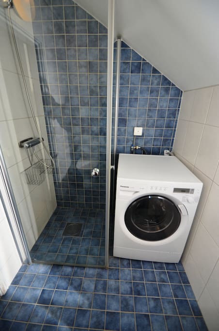 Gemensamt badrum på våning 2 utrustat med toalett, handfat, dusch och tvättmaskin. Torkställning finns att låna