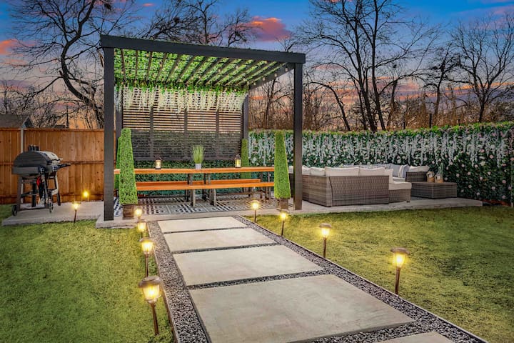 Queen’s Landing – Luxe New “Glam” Home in Dallas!