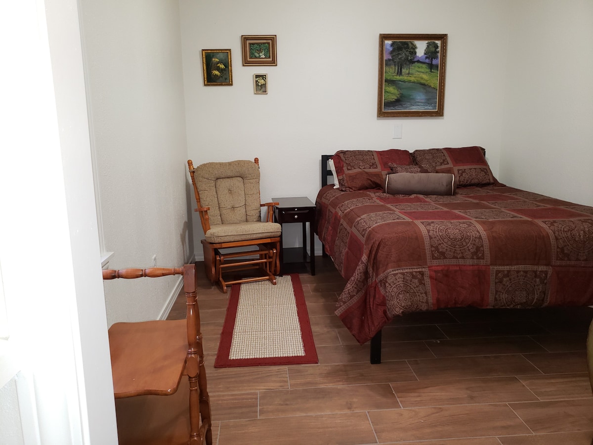 غرفة الضيوف رقم2 بسرير بحجم كبير وكرسي هزاز.