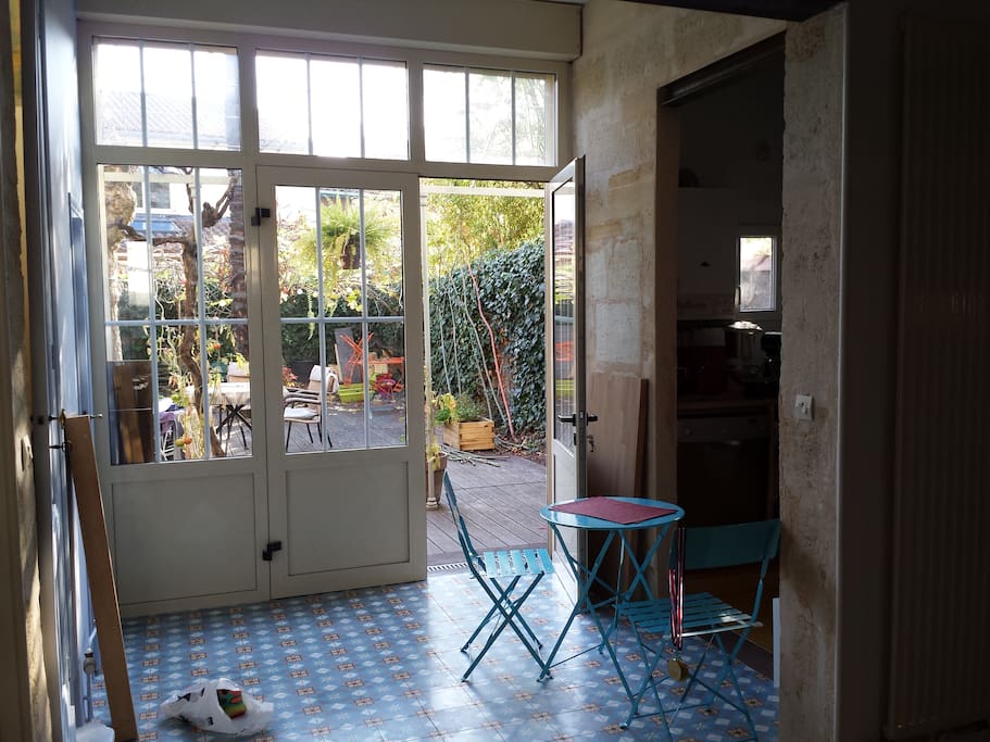 Agréable patio donnant sur une terrasse de 80m