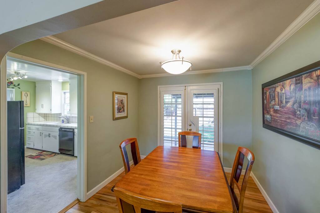 Dining area (seats up to six)