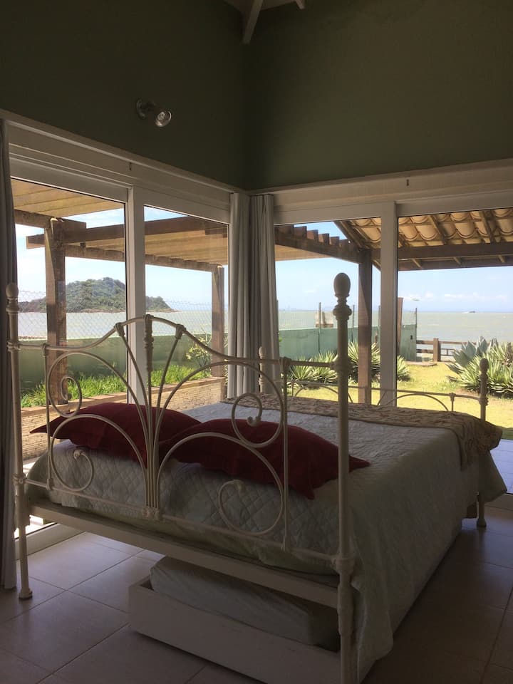 cama Queen com vista para o mar. 10 hapa nga plazhi
