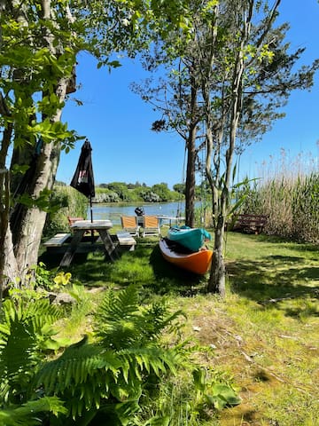 Private chic waterfront retreat-newly renovated. gallery image 2