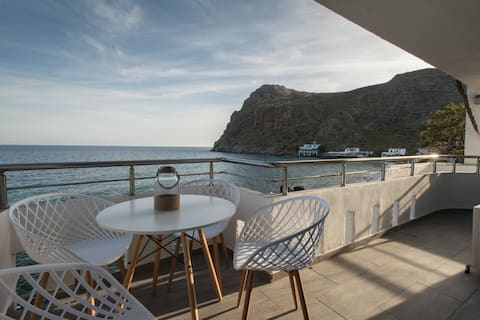 Popular Airbnb listing: Zorbas Apt. B - Am Strand von Lentas in Δήμος Γόρτυνας