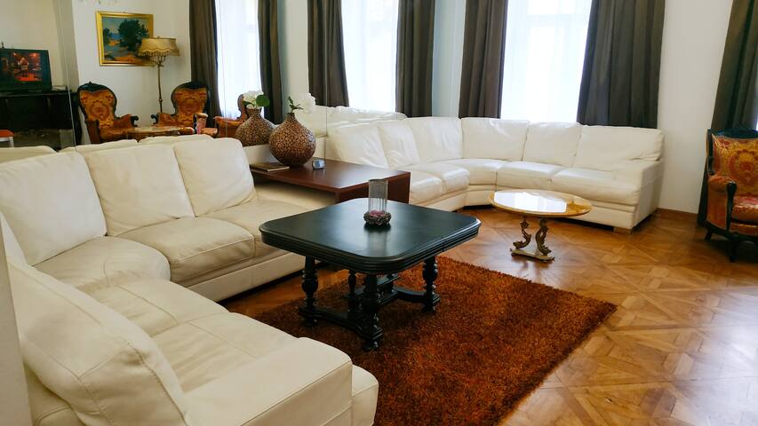 Old Town Charm 5bedrm 178sqm 7 rooms appartment gallery image 4