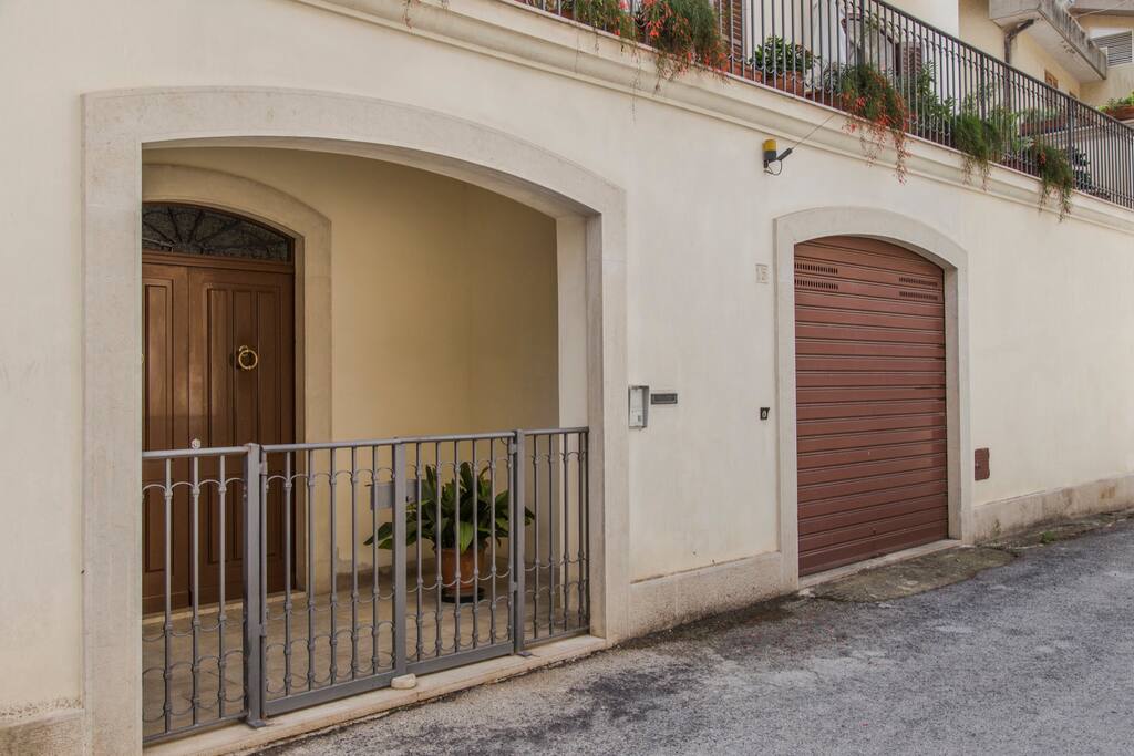 Facciata con garage
