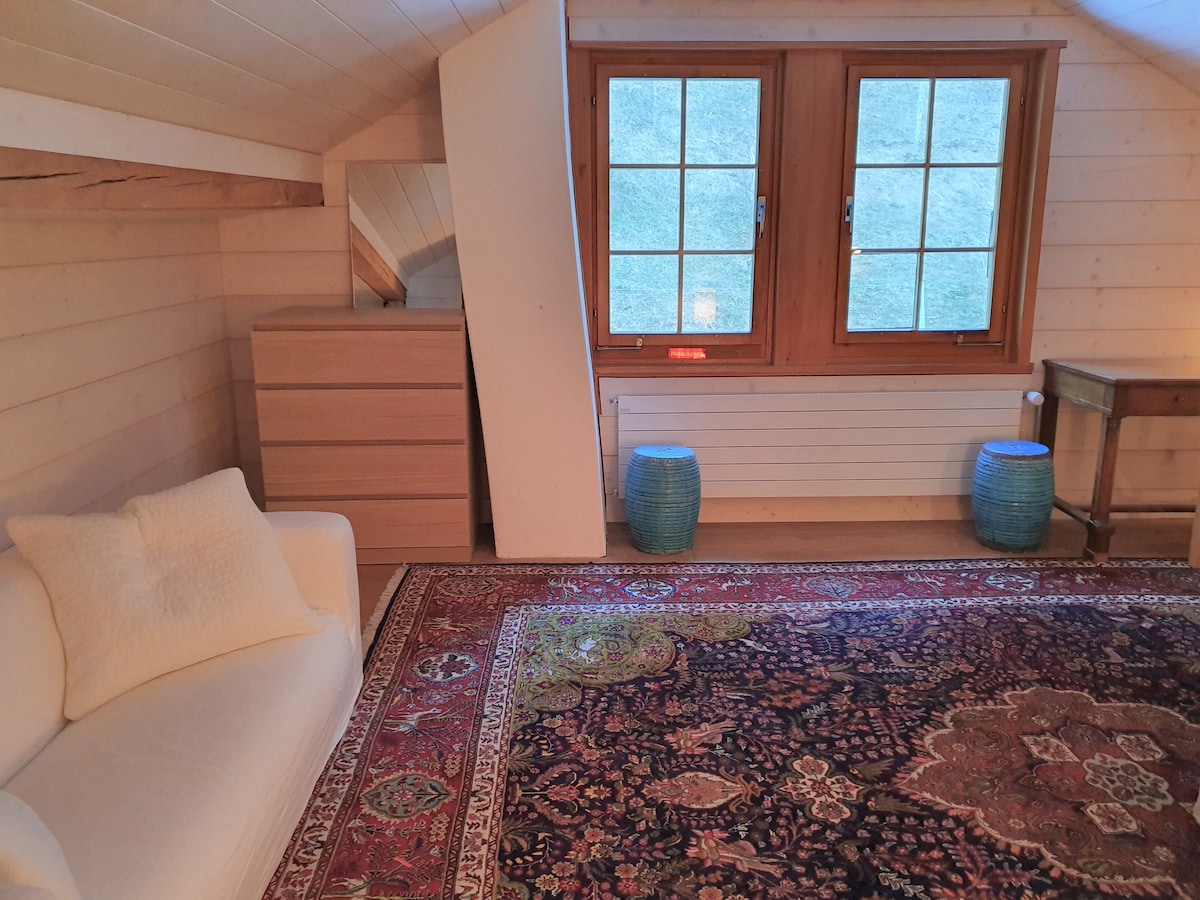 Spavaća soba na gornjem katu s pogledom na stražnji vrt