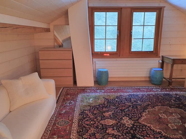 غرفة نوم في الطابق العلوي توفر إطلالة على الحديقة الخلفية