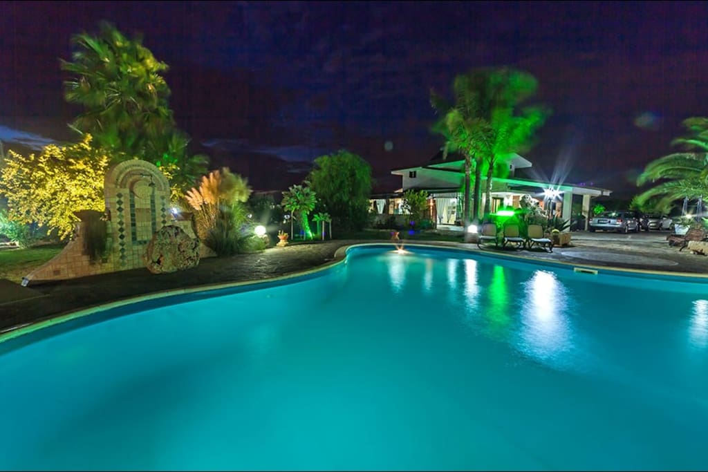 La suggestiva piscina di sera