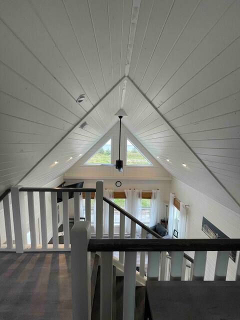 Sunrise Cabin ‘The Loft’ Private Beachfront