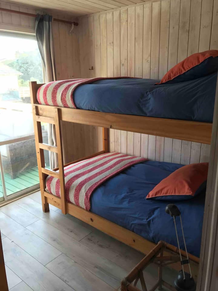 Stanza con letti a castello al primo piano N ° 1 con vista sulla terrazza.