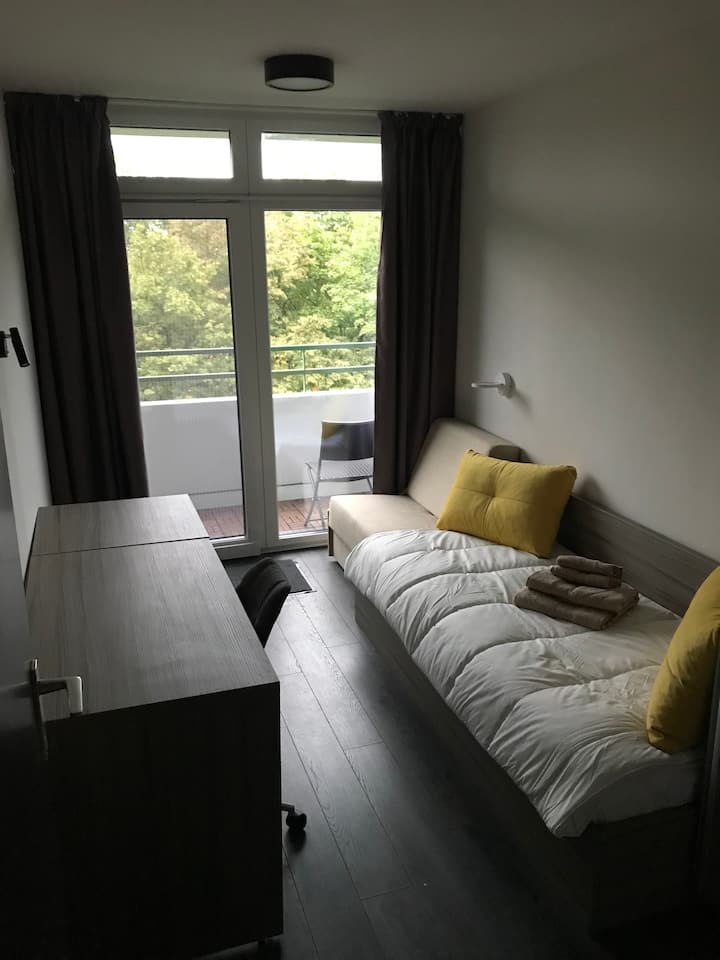 Spavaća soba 3 

Svježe namještena - jednostruki krevet, sofa za spavanje, radni stol, stol i veliki ormar