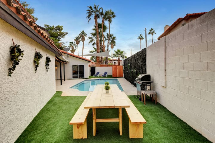 Charming Spanish Villa w/Pool, Close to The Strip