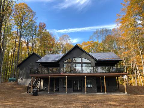 5 Acres of Nature & Luxury - Hot Tub & Trails