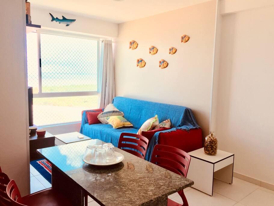 Sala com sofá-cama de casal, cortina divisória, ar condicionado, TV a Cabo e Wi-Fi.