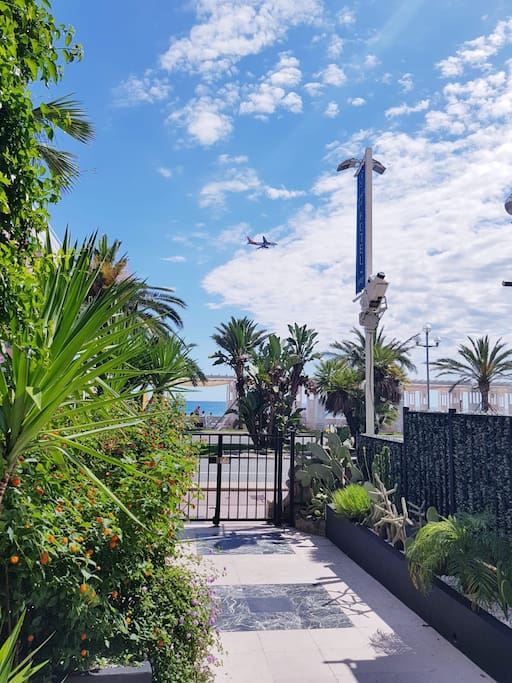 EXIT direct to Promenade des Anglais!