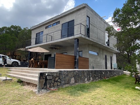 Hermosa Cabaña Moderna (an hour from Monterrey)