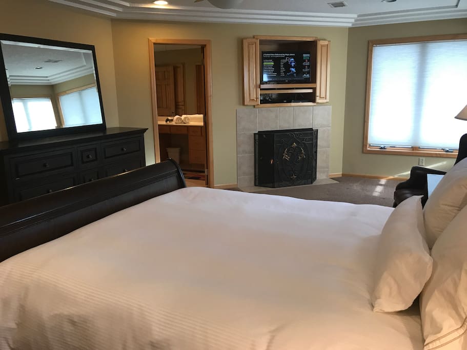 Master Suite w/ queen SleepNumber bed, full bath + jacuzzi tub & fireplace $400 per night