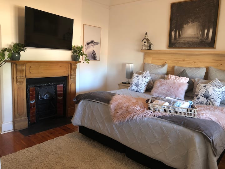 เตียงขนาดซูเปอร์คิงไซส์สบายสุดๆพร้อมทีวีติดผนังเพื่อความหรูหราที่คุณคู่ควร 