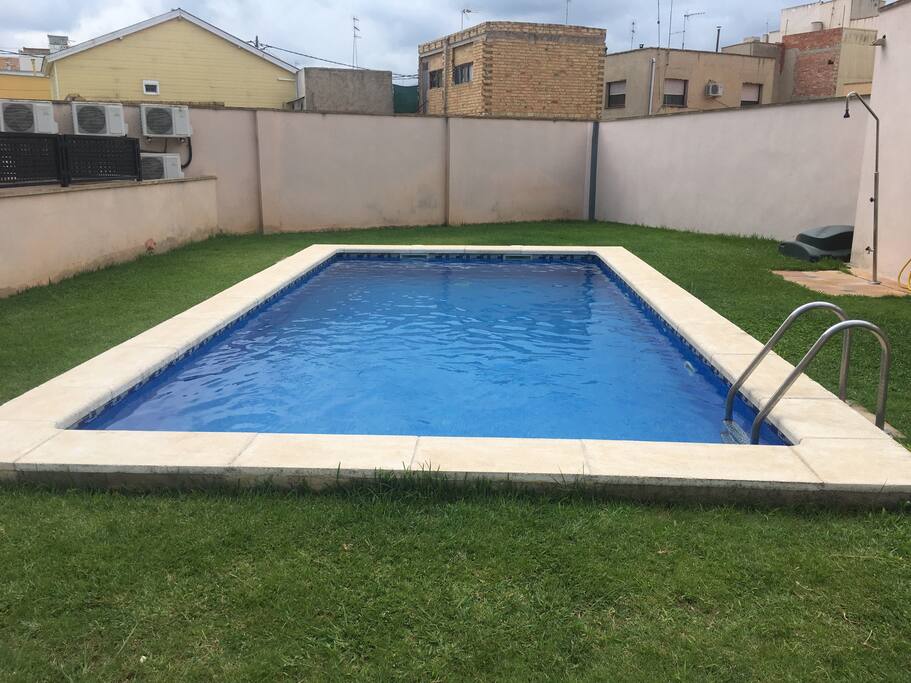 Piscina y jardín