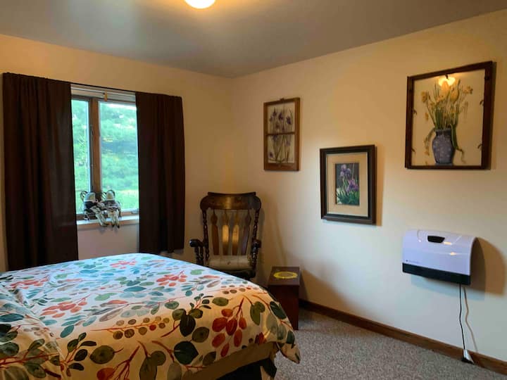 חדר שינה ראשי עם ארון, שידה, תנור חימום נוסף ומיטת קווין סייז. 