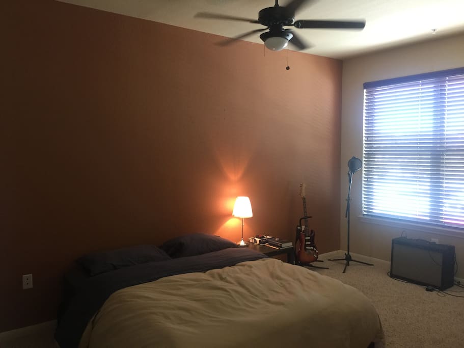Bedroom with queen size bed