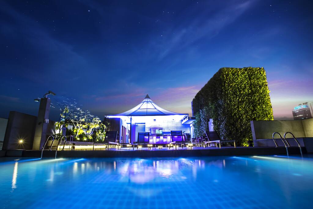 Rooftop pool
