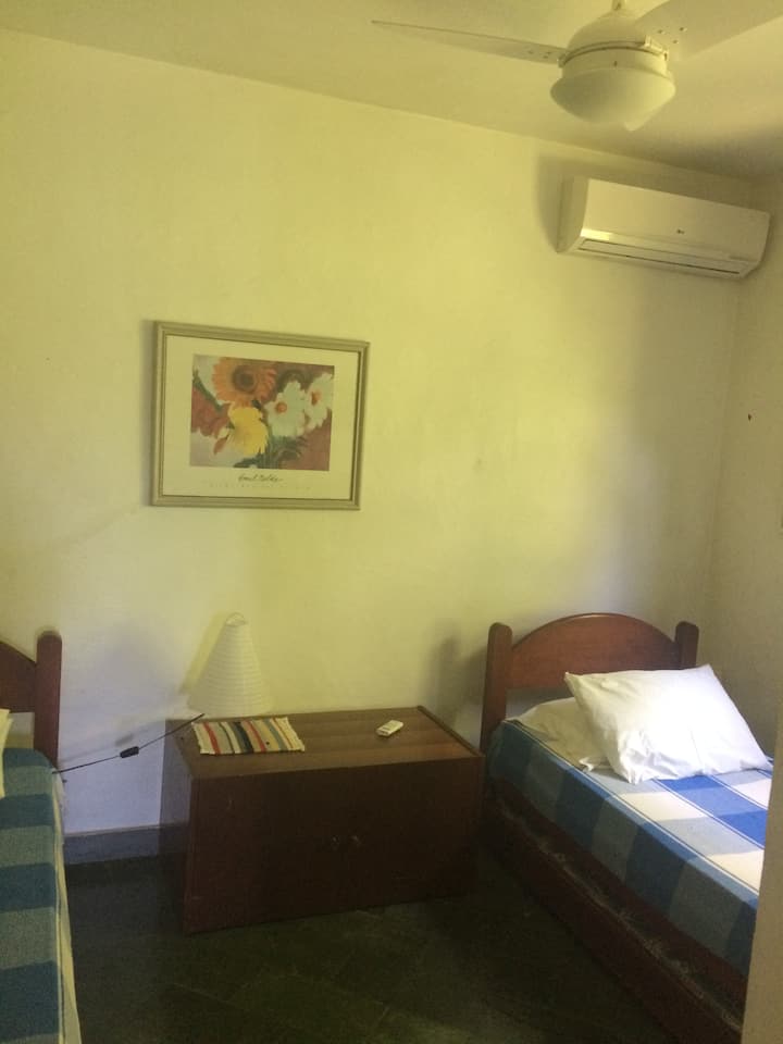 Suite 4: aire acondicionado y ventilador de techo.