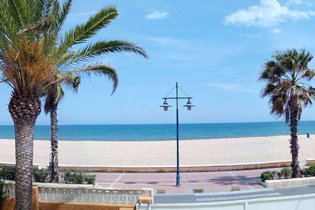 Situado frente a la playa