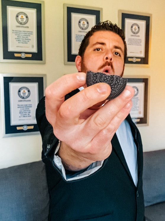 Show full-screen, host-provided image