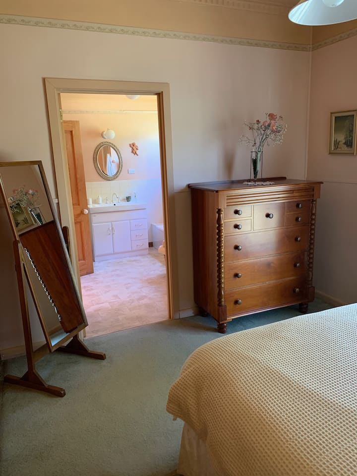 Glavna spavaća soba u blizini kupaonice.