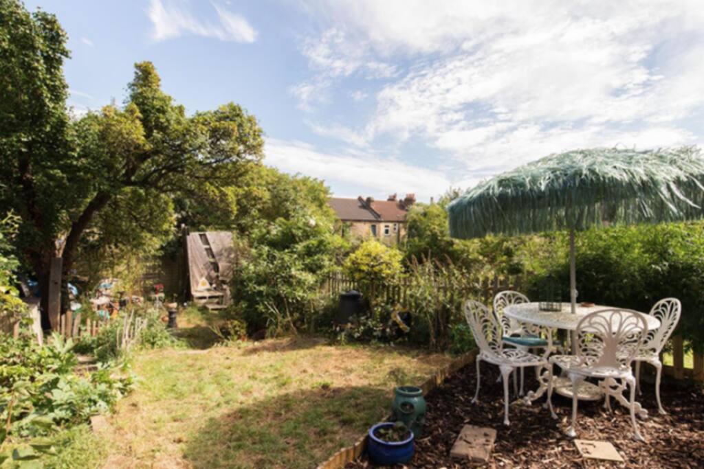 60 ft garden with outdoor table and chairs cappuccino deck.