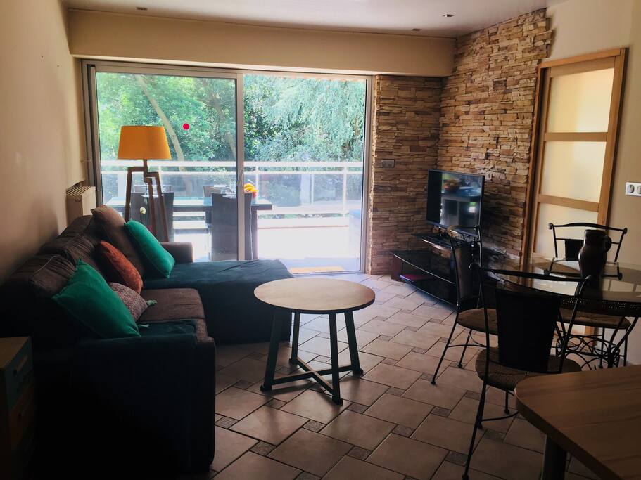Vue de la cuisine sur le salon et donnant sur la terrasse