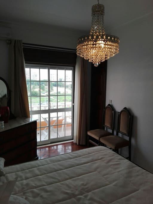 Vista parcial do quarto e varanda/Partial view of the room and balcony.