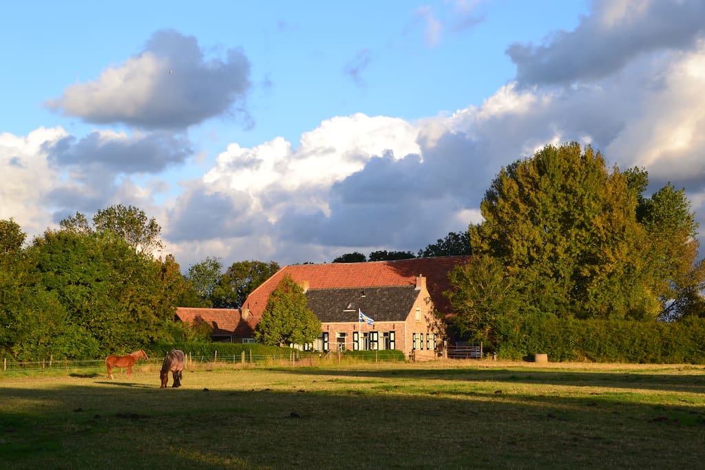 de boerderij met woonhuis